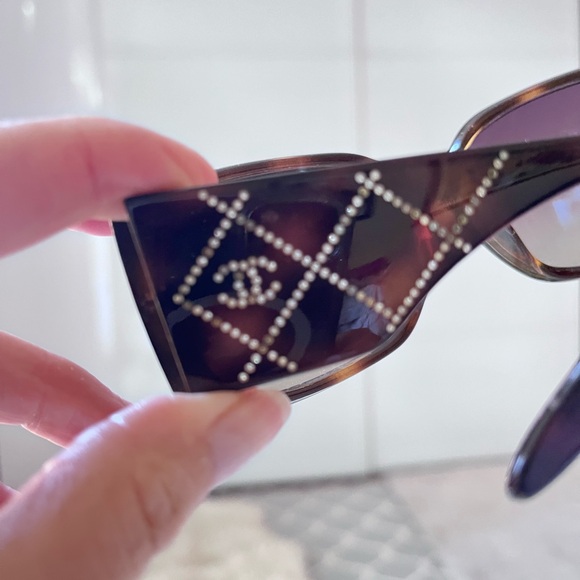 Chanel Vintage Tortoise Shell Sunglasses - Picture 5 of 10
